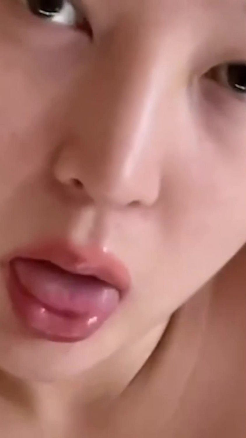 Asian Girl Tongue Play #MvpZLdEB