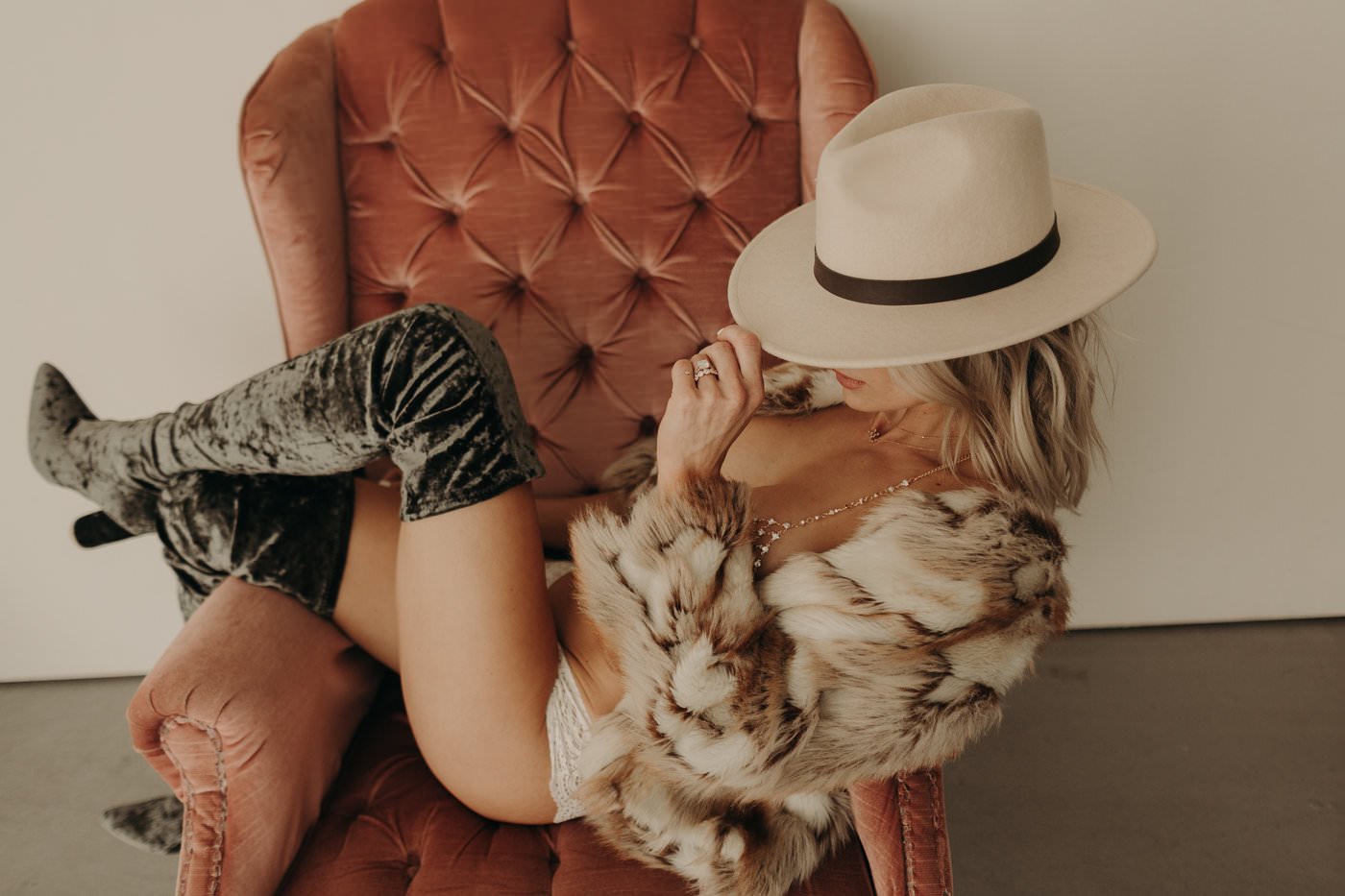 Glamorous Blonde Boudoir #4vOAo8Ld