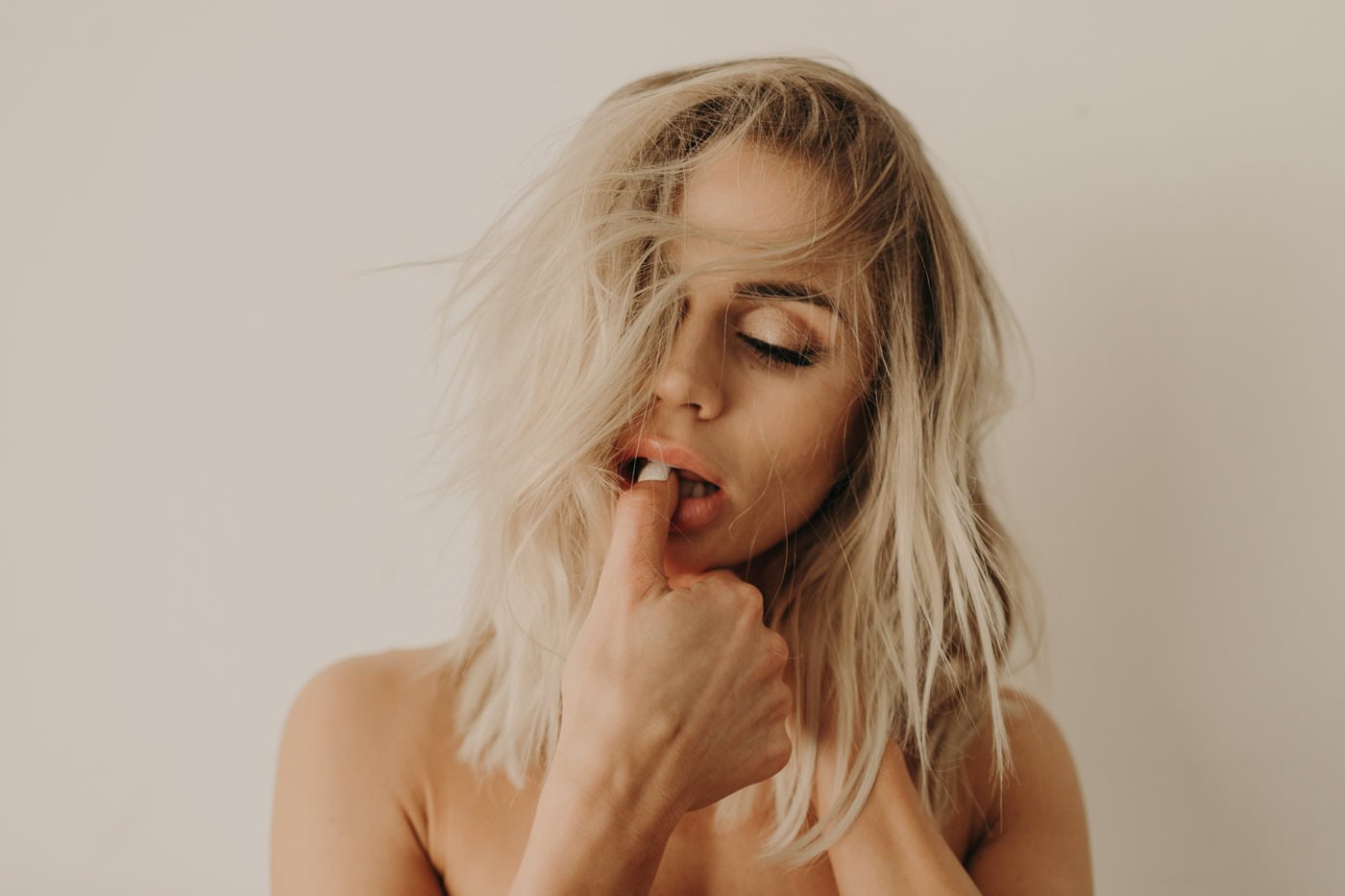 Glamorous Blonde Boudoir #e8As6MhT